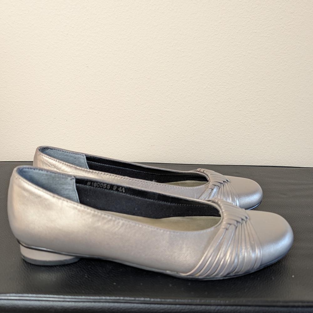Mark Lemp Classics Women’s Pewter/Silver Leather‎ Ballet Flats, 7.5–8 (Measured)